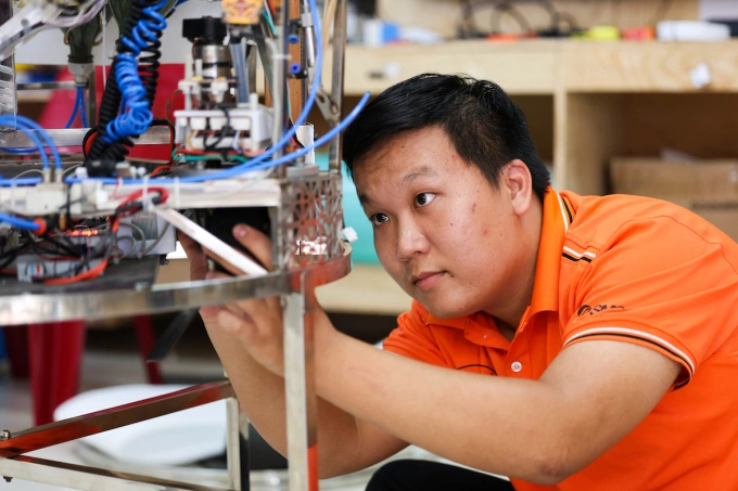 Sinh viên ĐH Lạc Hồng (Đồng Nai) nghiên cứu rô bốt để thi Robocon Châu Á - Thái Bình Dương tháng 8 vừa qua. Ảnh: Phước Tuấn