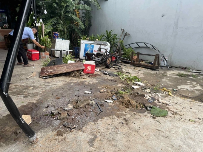 Hiện trường quán sau khi ôtô lao vào. Ảnh: Ngọc Oanh