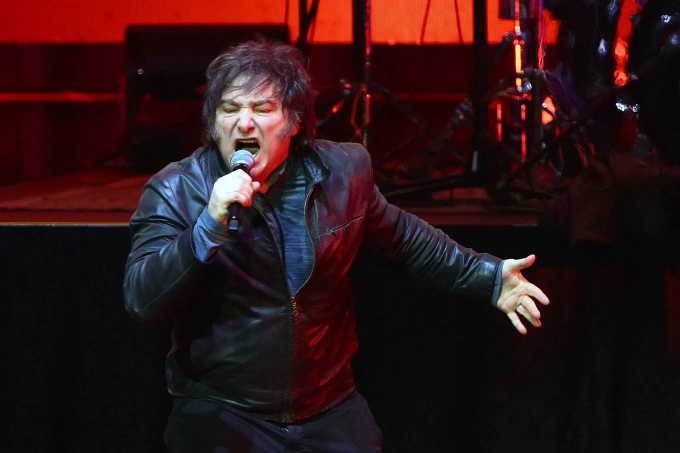 Tổng thống Argentina trình diễn nhạc rock tại thủ đô Buenos Aires, ngày 5/10. Ảnh: AFP