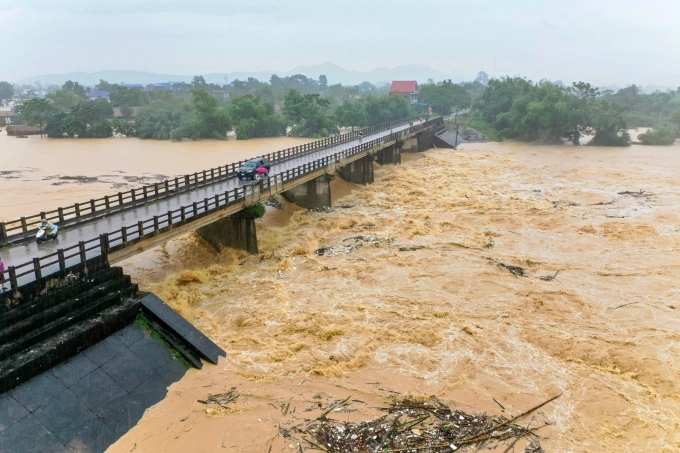 Nước lũ cuồn cuộn đổ về đập Ba Đa, trung tâm Thái Nguyên ngày 7/10. Ảnh: Duy Khắc