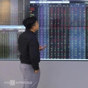 Điểm tin 17h: VN-Index lập kỷ lục mới | Giá vàng miếng vượt 142 triệu đồng