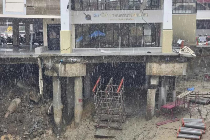 Đồn cảnh sát Samsen sau vụ sụt lún nghiêm trọng ở trung tâm thủ đô Bangkok tháng trước. Ảnh: Bangkok Post