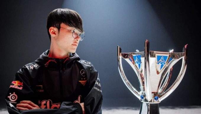 Faker bên chiếc cúp vô địch thế giới 2024.