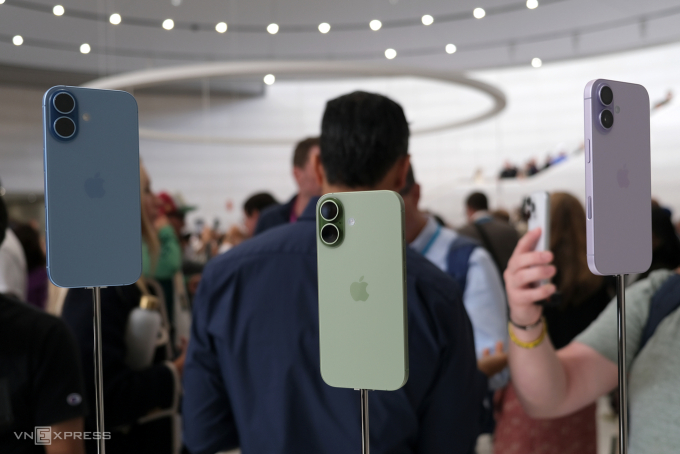 iPhone 17 màu xanh lam, xanh lá và tím. Ảnh: Tuấn Hưng