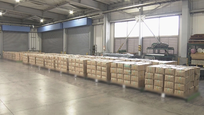 Lượng thùng carton nhãn đậu xanh chứa gạo Việt được lưu trữ tại cơ quan hải quan quận Suminoe, Osaka, ngày 8/8. Ảnh: Asahi
