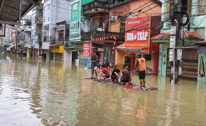 Chiến sĩ Bộ chỉ huy quân sự Lạng Sơn hỗ trợ người dân Thất Khê khỏi vùng ngập lụt. Ảnh: Cục cứu hộ Cứu nạn