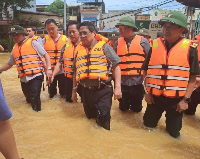 Thủ tướng Phạm Minh Chính thị sát vùng lũ Thái Nguyên, trưa 8/10. Ảnh: VGP
