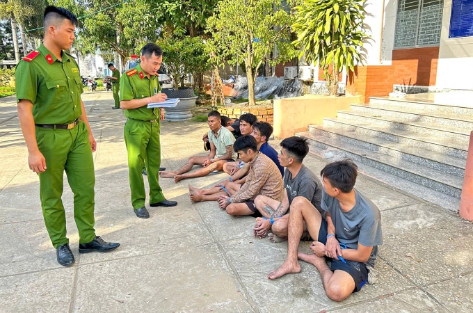 Công an điểm danh số học viên sau khi đưa trở về cơ sở cai nghiện. Ảnh: Tấn An