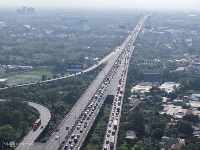 Xe ùn ứ trên cao tốc TP HCM - Long Thành - Dầu Giây, tháng 9/2025. Ảnh: Thanh Tùng