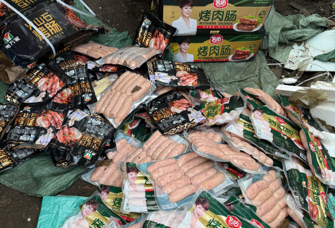 Số lạp xưởng bị thu giữ. Ảnh: Linh Đan