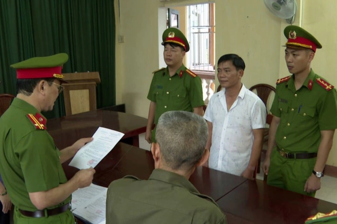 Công an tống đạt quyết định khởi tố Nguyễn Thế Bảo. Ảnh: Công an cung cấp