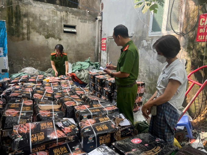 Tất cả lô hàng đều không rõ nguồn gốc, bên ngoài in chữ, dán mác nước ngoài. Ảnh: Linh Đan