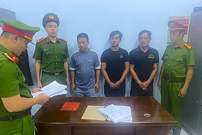 3 người bị tạm giữ khẩn cấp sau khi chặn xe nhau gây rối trước trạm thu phí ở xã Đắk Mil. Ảnh: Công an cung cấp
