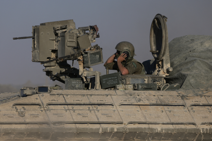 Binh sĩ Israel trên xe bọc thép chở quân ở biên giới với Dải Gaza ngày 17/7. Ảnh: AFP