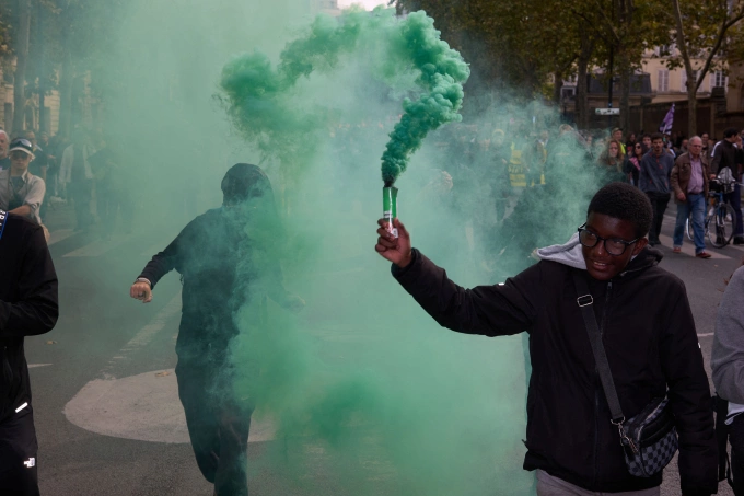 Biểu tình phản đối cắt giảm ngân sách ở Paris, Pháp ngày 2/10. Ảnh: AFP