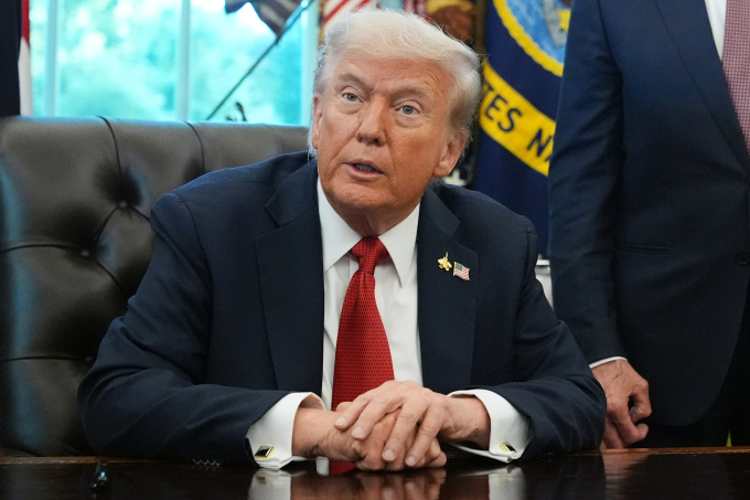 Tổng thống Donald Trump trả lời báo giới tại Nhà Trắng ngày 6/10. Ảnh: AP