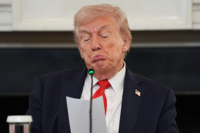 Biểu cảm của Tổng thống Donald Trump khi ông đọc ghi chú do Ngoại trưởng Marco Rubio gửi tại Nhà Trắng ngày 8/10. Ảnh: AP