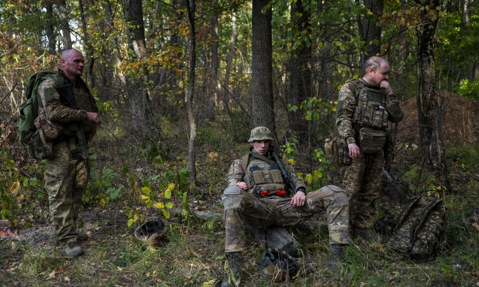 Quân nhân Ukraine trong buổi huấn luyện chiến thuật gần tiền tuyến ở Kharkov hôm 30/9. Ảnh: AFP