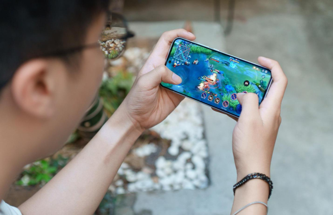 Người dùng chơi game trên hệ điều hành ColorOS 15. Ảnh: Oppo