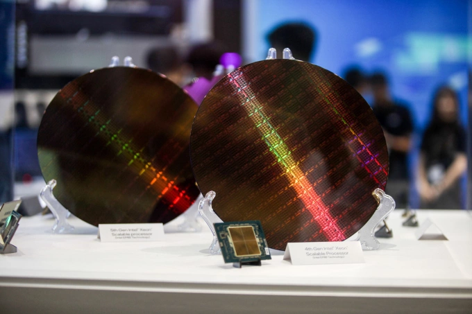 Một tấm bán dẫn và chip được Intel trưng bày tại Triển lãm Computex 2024, diễn ra ở Đài Loan hồi tháng 6/2024. Ảnh: Khương Nha