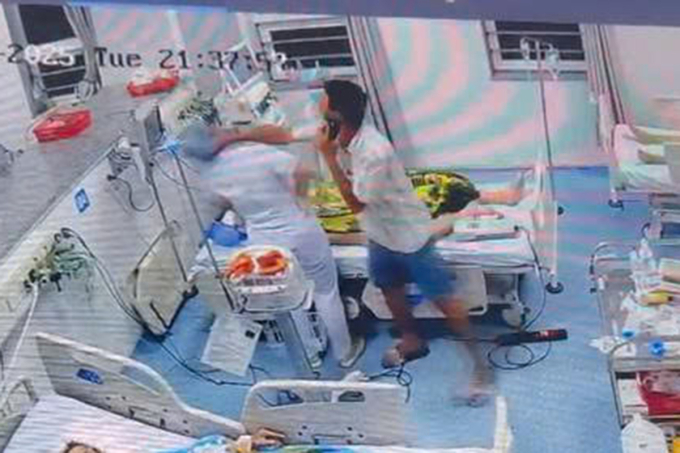 Người đàn ông đánh vào đầu nữ điều dưỡng. Ảnh: Cắt từ camera an ninh bệnh viện