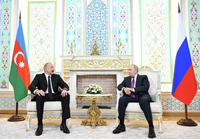 Tổng thống Nga Vladimir Putin (phải) gặp Tổng thống Azerbaijan Ilham Aliyev tại Tajikistan ngày 9/10. Ảnh: RIA Novosti