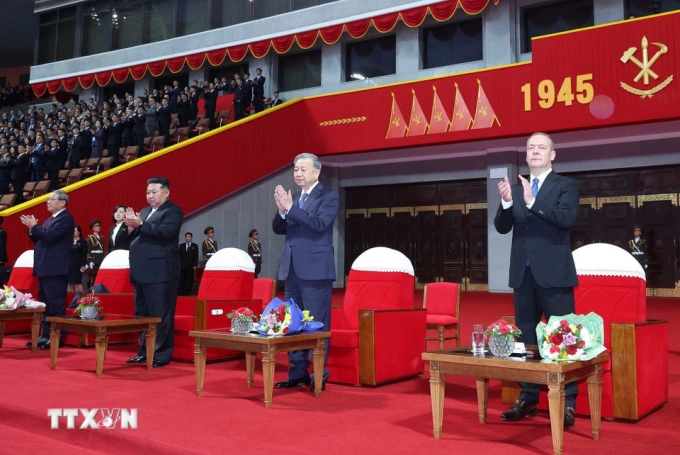 Tổng Bí thư Tô Lâm cùng Chủ tịch Triều Tiên KIm Jong-un và lãnh đạo các nước dự chương trình biểu diễn nghệ thuật ngày 9/10. Ảnh: TTXVN