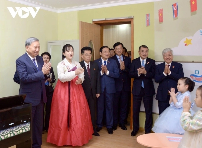 Tổng Bí thư Tô Lâm thăm lớp học tại trường mẫu giáo Kiêng Sang ngày 9/10. Ảnh: VOV