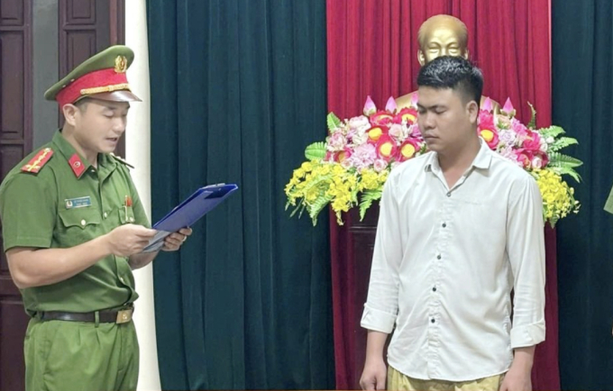 Cảnh sát đọc lệnh khởi tố bị can Hồ Văn Dũng. Ảnh: Công an tỉnh Quảng Trị