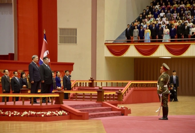 Tổng Bí thư, Chủ tịch Quốc vụ Kim Jong-un chủ trì lễ đón Tổng Bí thư Tô Lâm tại Bình Nhưỡng ngày 9/10. Ảnh: VOV