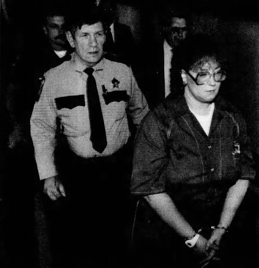 Karen McPherson bị đưa trở lại nhà tù sau khi nhận tội bắt cóc Carrie Lawson. Ảnh: Post Herald