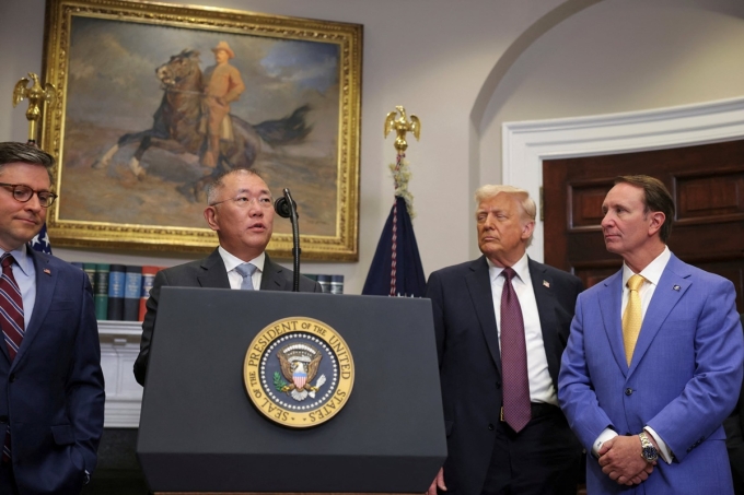 Ông Chung phát biểu tại Phòng Roosevelt, Nhà Trắng, hồi tháng 3, trong khi Tổng thống Trump đứng lắng nghe bên cạnh. Ảnh: Yonhap