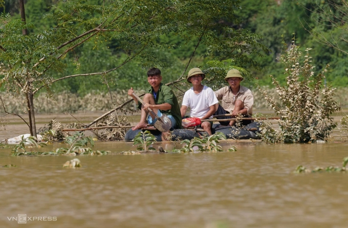 Thôn Tự Nhiên, xã Vân Nham, tỉnh Lạng Sơn sáng nay nước rút khoảng 0,7 m, nhưng người dân vẫn phải di chuyển bằng phao bè tự chế. Ảnh: Ngọc Thành