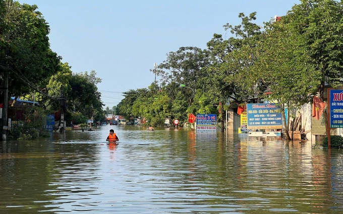 Một số trục đường chính của xã Trung Giã bị ngập sâu, gây khó khăn cho phương tiện đi lại. Ảnh: Đình Trường