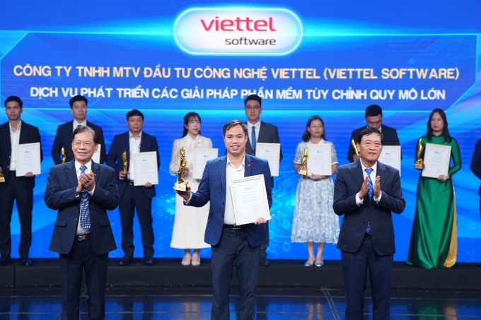 Ông Trần Văn Bằng (giữa), Phó giám đốc Viettel Software tại buổi lễ vinh danh và trao giải. Ảnh: Viettel