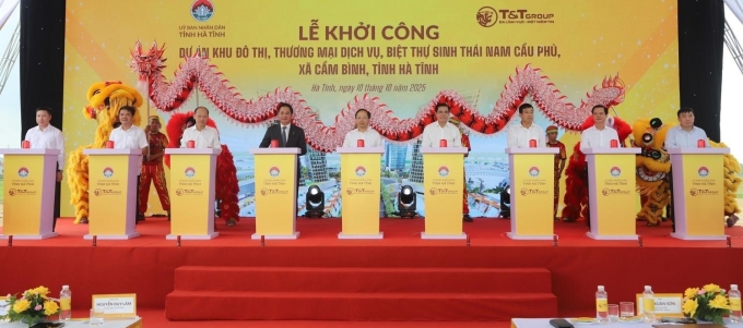 Các đại biểu thực hiện nghi lễ bấm nút khởi công dự án. Ảnh: