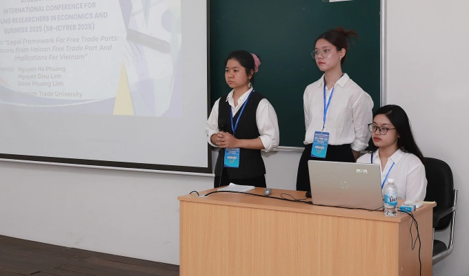 Sinh viên trình bày nghiên cứu khoa học tại Hội thảo SR_ICYREB 2025, sáng 10/10. Ảnh: TMU