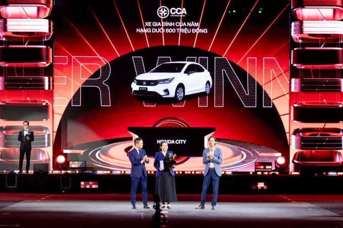 Đại diện Honda Việt Nam (giữa) tại một lễ trao giải. Ảnh: HVN