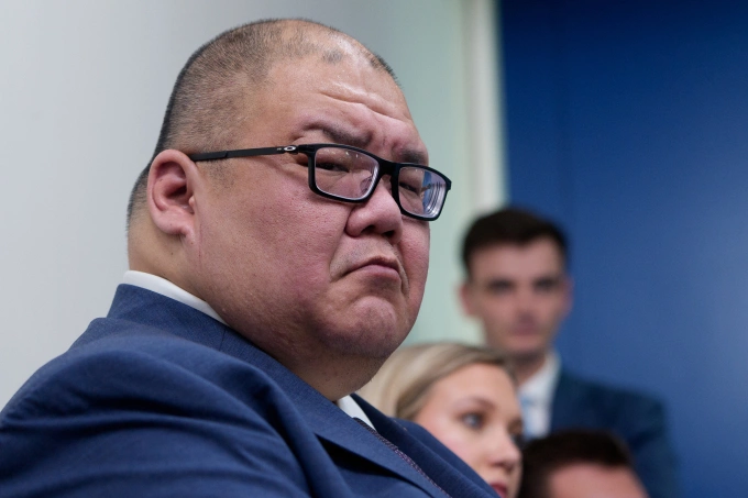 Giám đốc Truyền thông Nhà Trắng Steven Cheung tại cuộc họp báo ở Nhà Trắng ngày 19/6. Ảnh: Reuters