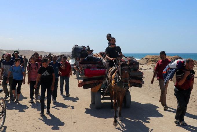 Dòng người trở về Gaza City ngày 10/10. Ảnh: Reuters