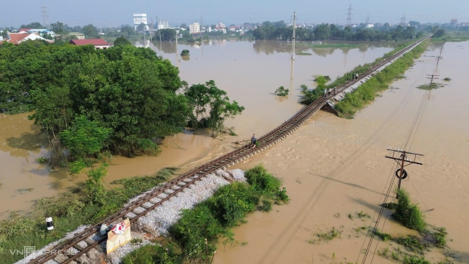 Đoạn nền đường sắt bị lũ cuốn trôi. Ảnh: Hoàng Giang