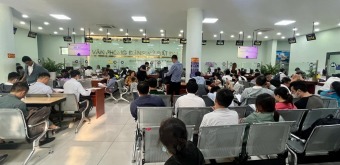 Người dân đi làm thủ tục đất đai tại Chi nhánh văn phòng đăng ký đất đai TP HCM. Ảnh: Phương Uyên