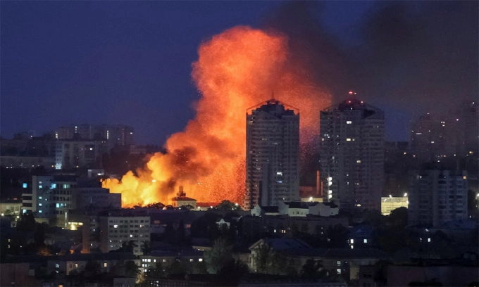 Hỏa hoạn bùng phát tại thủ đô Kiev, Ukraine sau trận tập kích ngày 6/6. Ảnh: Reuters