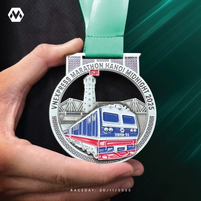 Mặt trước huy chương VM Hanoi Midnight 2025. Ảnh: VnExpress Marathon
