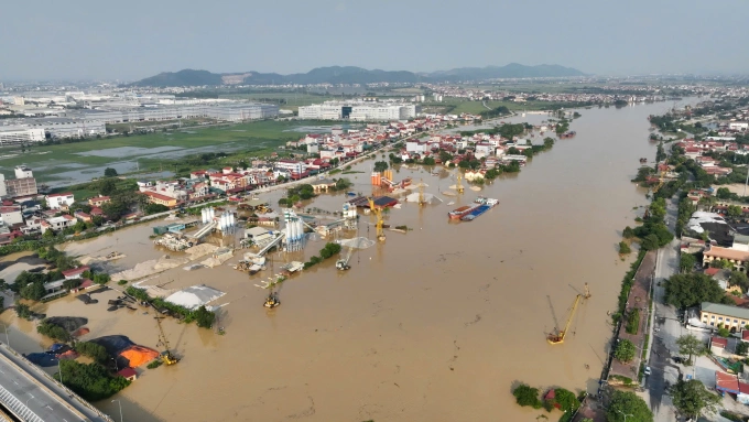 Các hộ dân sông bên Sông Cầu đoạn qua cầu Như Nguyệt, chiều 10/10. Ảnh: Thanh Hải