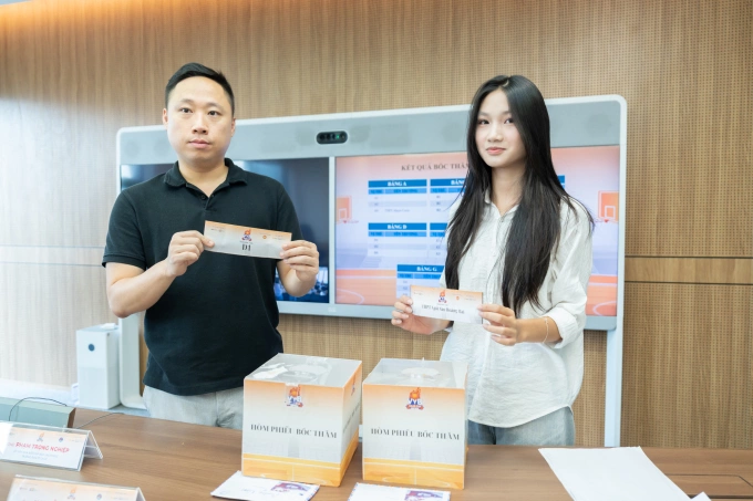 Các đội bốc thăm chia bảng. Ảnh: Tùng Đinh
