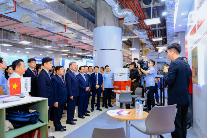 Tổng Bí thư Tô Lâm, Thủ tướng Phạm Minh Chính và Phó Thủ tướng Nguyễn Chí Dũng đến thăm gian hàng của Hyphen Deux tại sự kiện. Ảnh: Hyphen Deux
