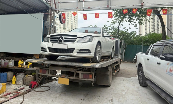 Mercedes C250 được xe cứu hộ đưa về xưởng. Ảnh: Trung Dũng
