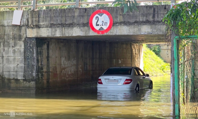 Xe Mercedes C250 bị thủy kích khi cố đi qua đường ngập ngày 3/10. Ảnh: Trung Dũng
