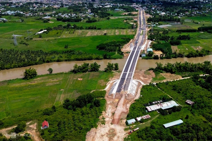 Cầu Quảng Đà thông xe kỹ thuật ngày 27/3 nhưng đến nay chưa làm phần đường dẫn phía địa bàn thuộc Quảng Nam cũ. Ảnh: Nguyễn Đông